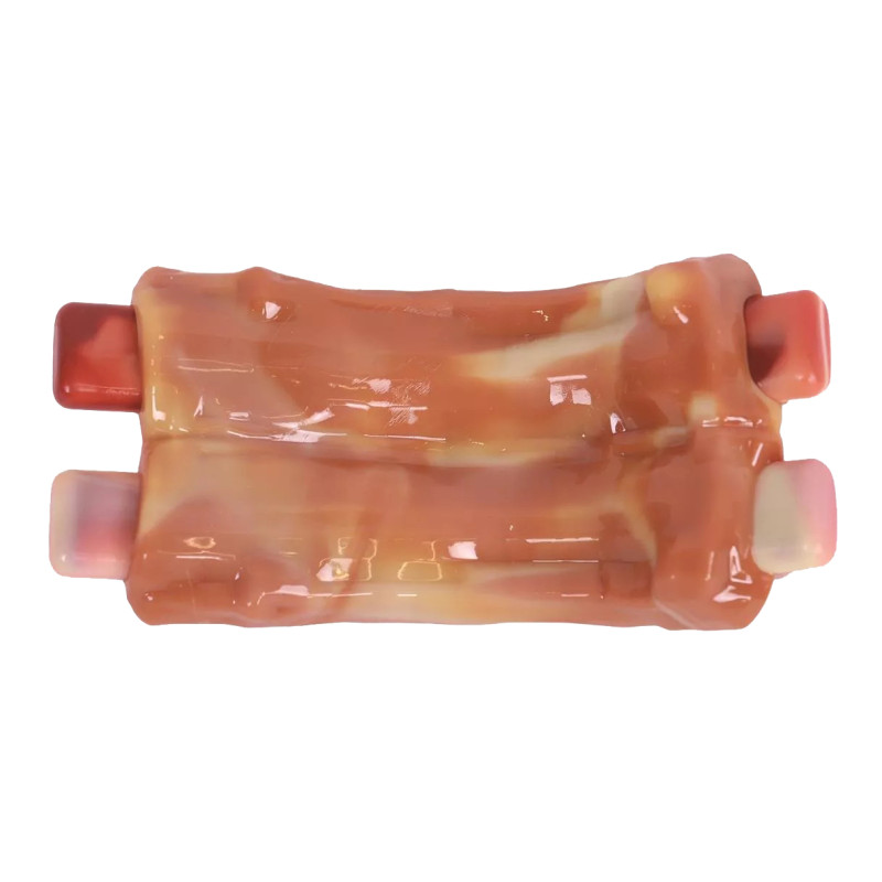 Gros plan sur les Spare Ribs M-Pets Carnivore, jouet texturé au bacon pour chiens Gros plan sur les Spare Ribs M-Pets Carnivore, jouet texturé au bacon pour chiens
