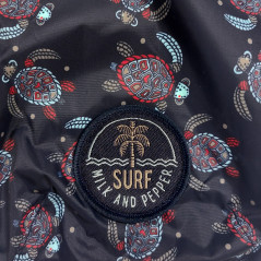 Détail imperméable Milk&Pepper Teiki marine imprimé tortues badge Surf
