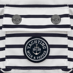 Détail imperméable Milk&Pepper Babord rayures écru marine badge Yachting