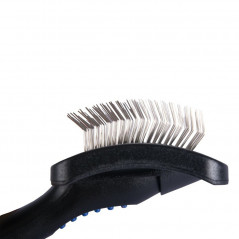 Zoom sur les aiguilles en acier inoxydable d’une brosse carde slick, picots fermes pour démêler les poils denses